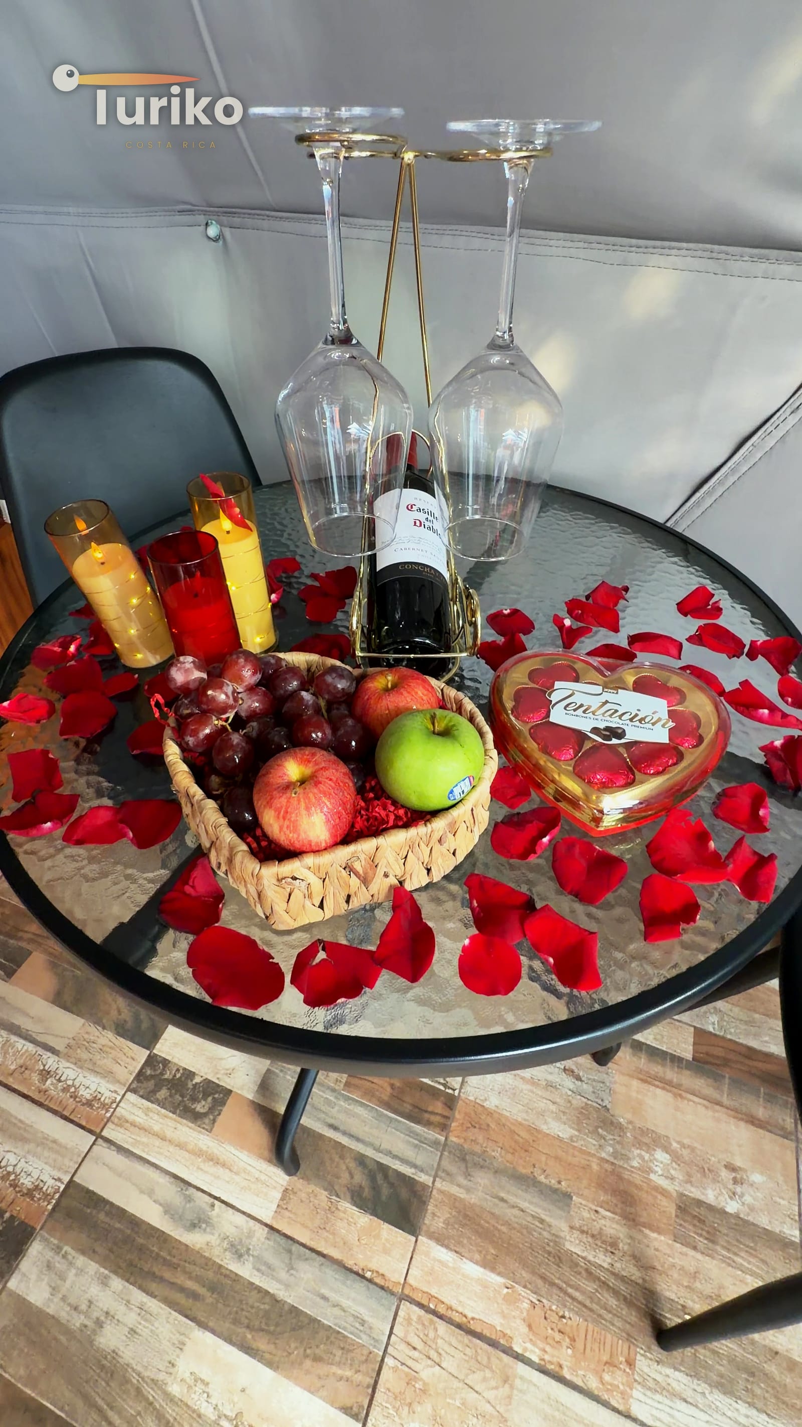 Vino, frutas y chocolates